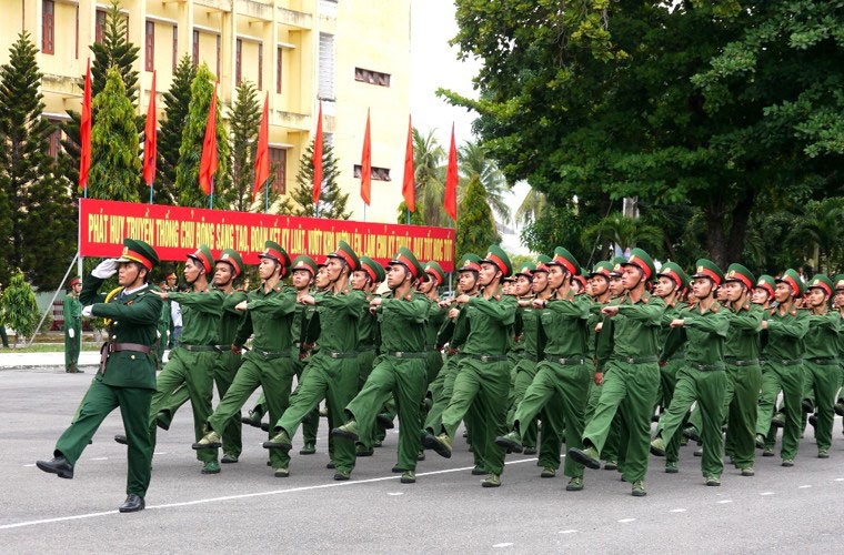 Học viên sĩ quan Đại học Thông tin Liên lạc (Nha Trang, Khánh Hòa) duyệt đội ngũ hoành tráng trong buổi lễ khai giảng năm học mới 2013-2014.